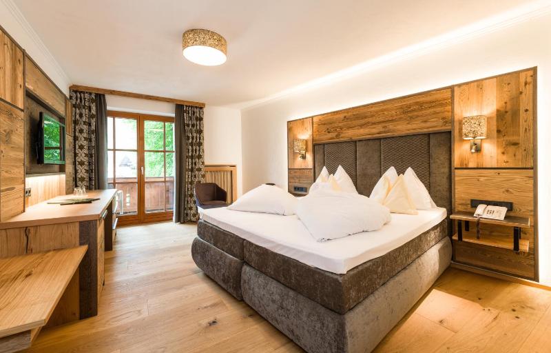 Double Room with Balcony image 4