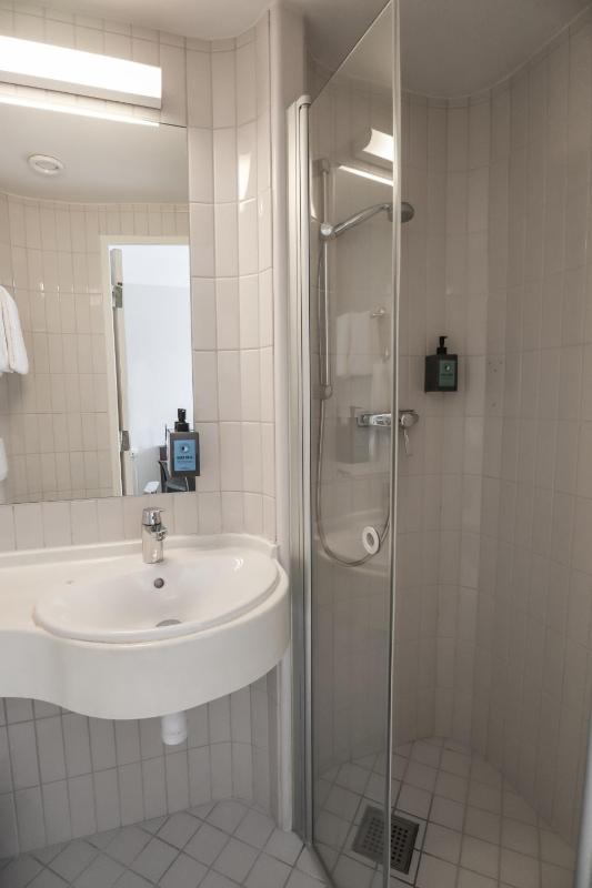 Compact Single Room image 1