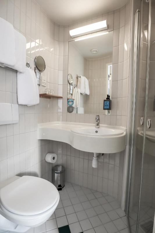 Compact Double Room image 4