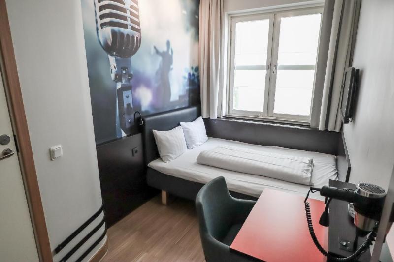 Compact Double Room image 3