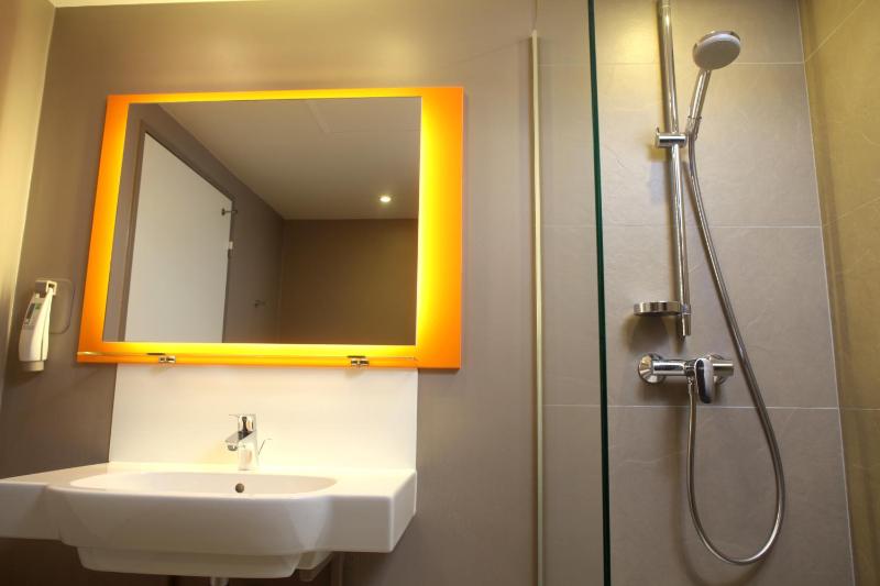 Standard Twin Room image 3
