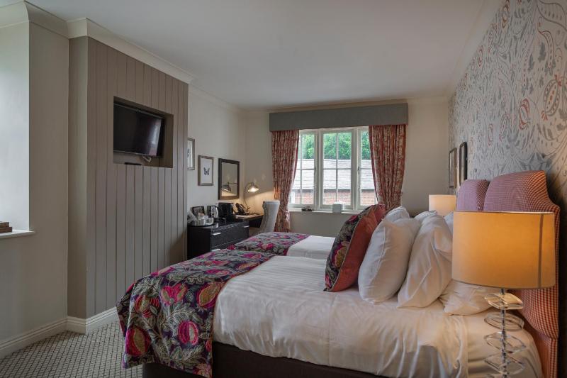 Superior Twin Room image 3