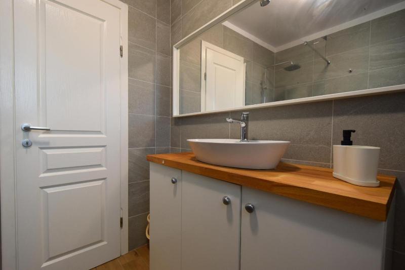 One-Bedroom Apartment with Sea View image 4