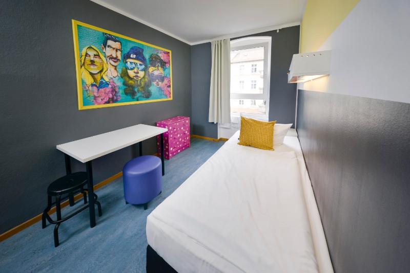 Single Room with Shared Bathroom image 1