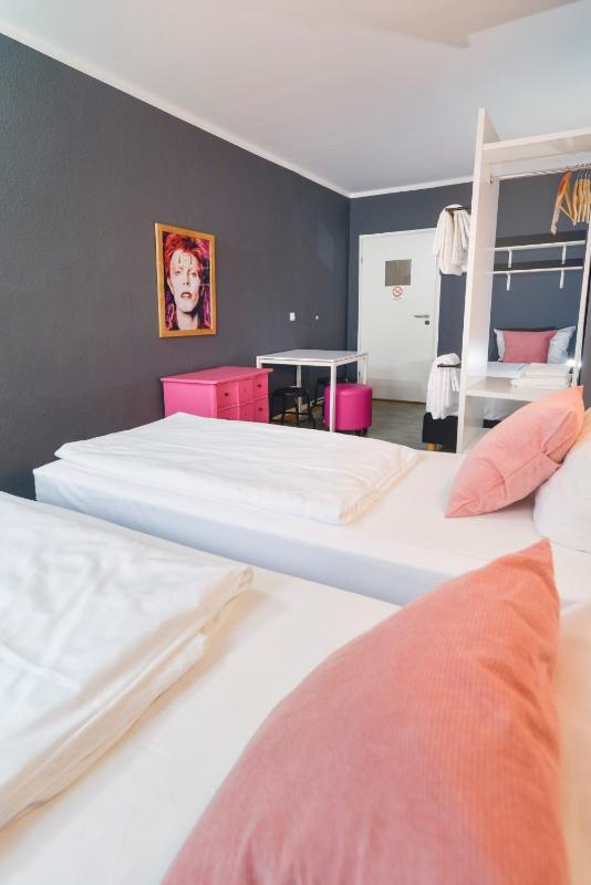 Triple Room with Shared Bathroom image 1