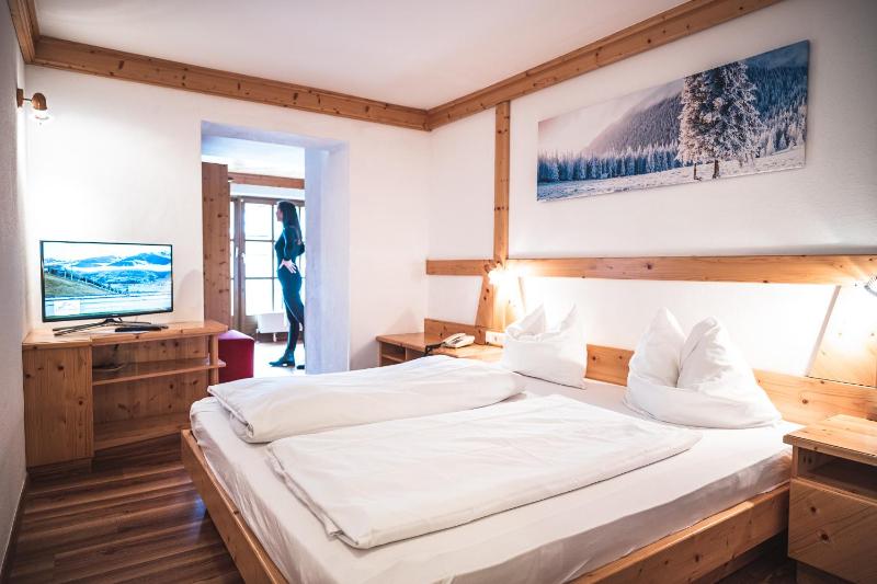 Standard Double Room image 3