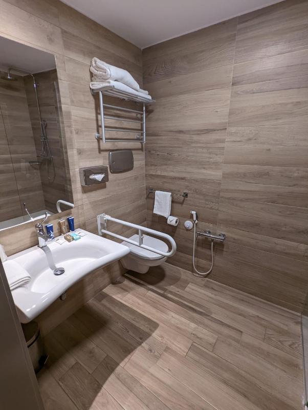 Queen Room - Disability Access image 3