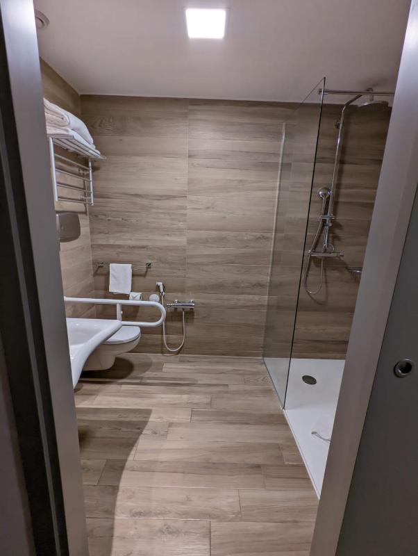 Queen Room - Disability Access image 2