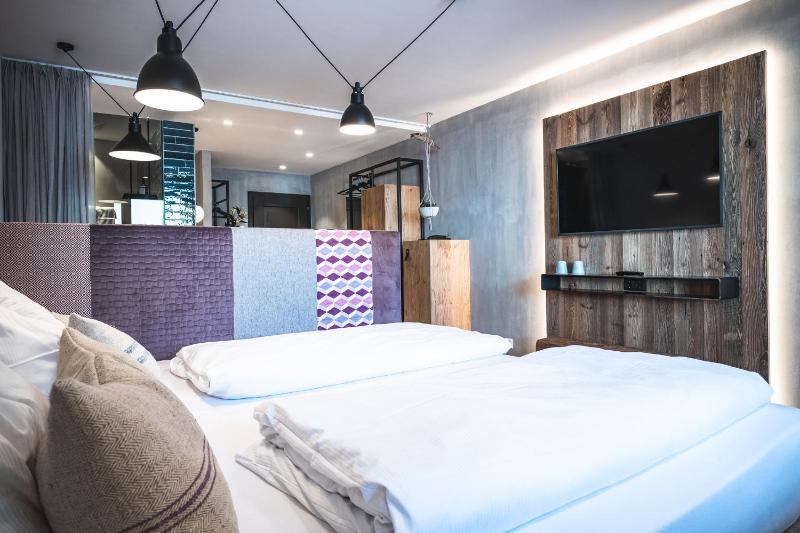 Deluxe King Studio image 3