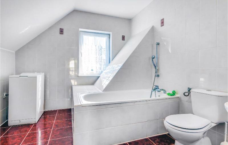 Four-Bedroom Holiday Home image 4