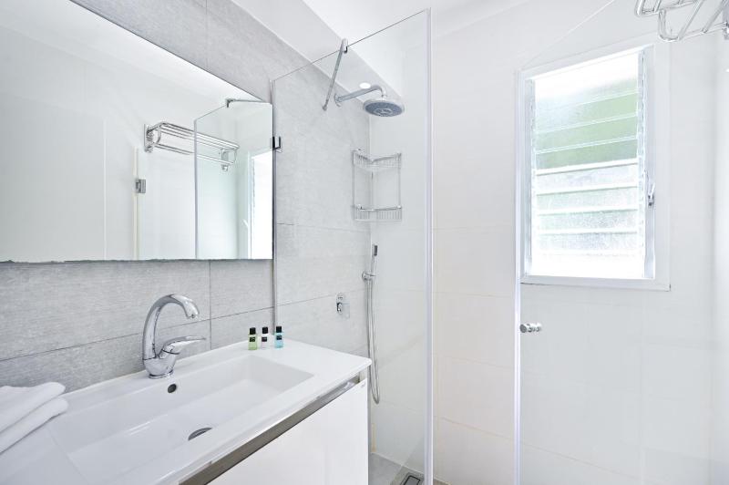 Bright 2BR Apartment with Balcony in Dizengoff by HolyGuest - image 7