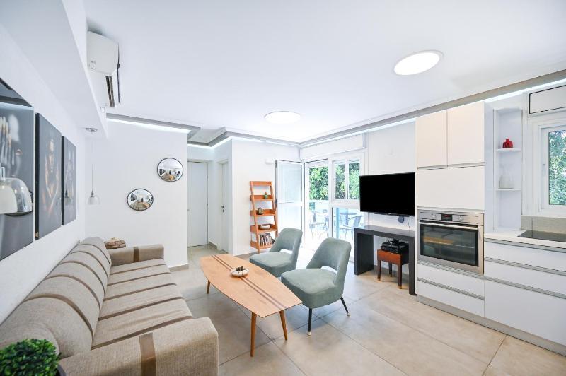 Bright 2BR Apartment with Balcony in Dizengoff by HolyGuest - image 1