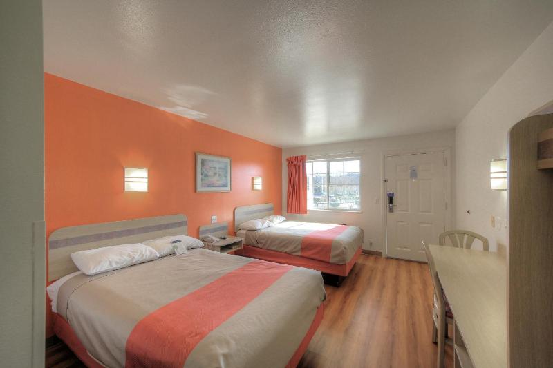 Quadruple Room - Disability Access - Non-Smoking image 1