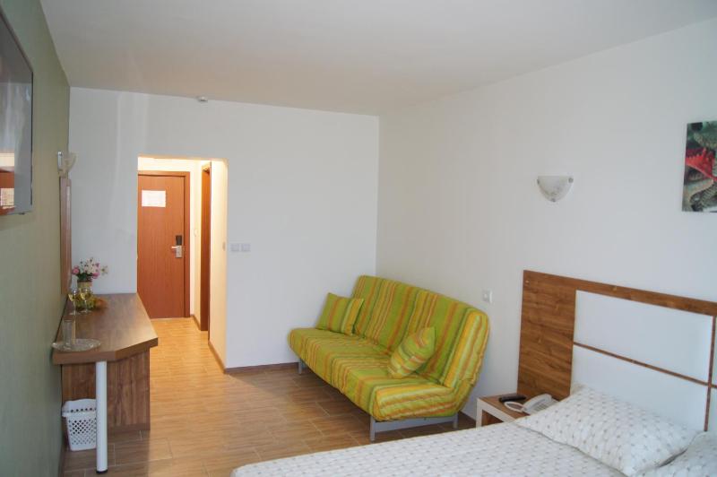 Triple Room with Balcony and Sea View image 4