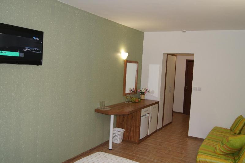 Triple Room with Balcony and Sea View image 3