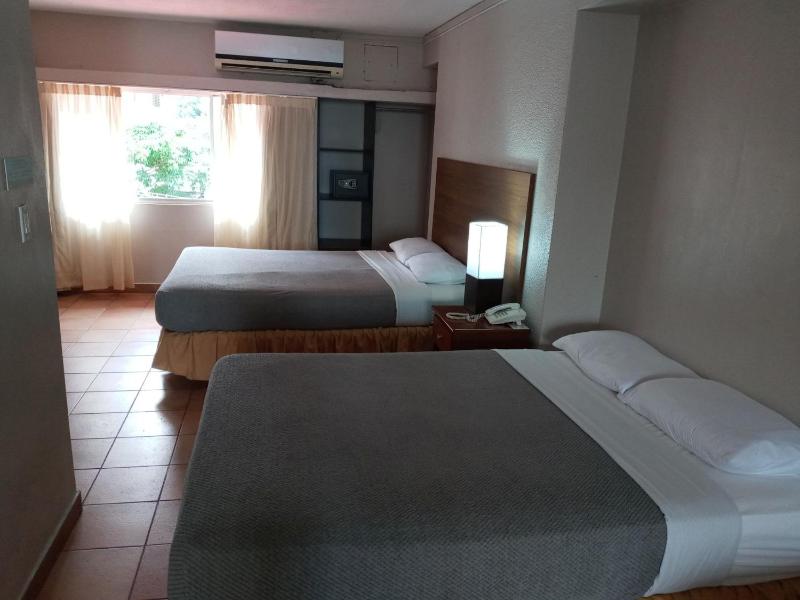 Hotel Tower House Suites - image 3