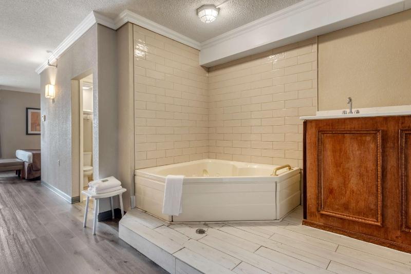 Kign Suite with Hot Tub - Non-Smoking image 3