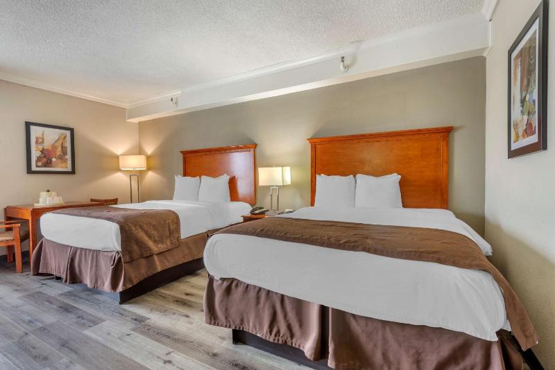 Queen Room with Two Queen Beds - Non-Smoking image 4