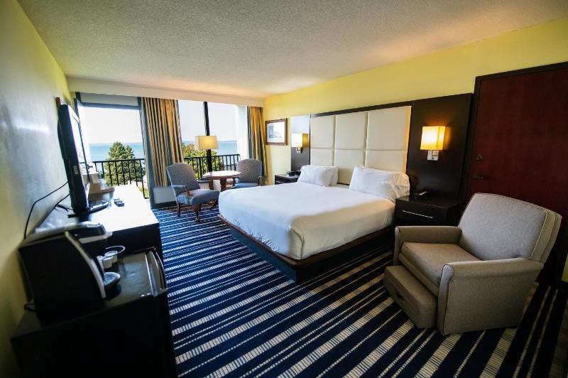 Premium King Room with Oceanfront View image 2