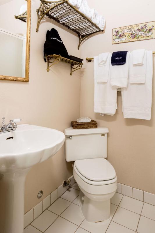 Deluxe Queen Room (Pet Friendly) image 4