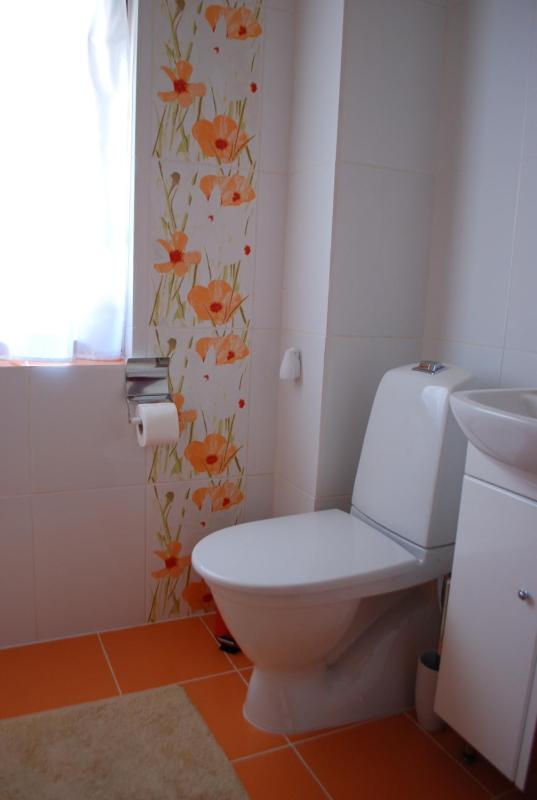 Twin Room with Shared Toilet image 2