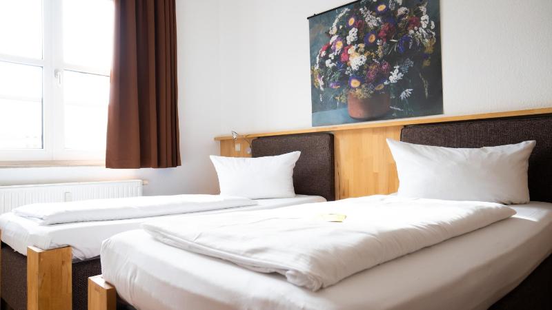 Twin Room image 3