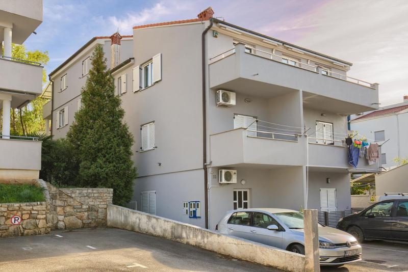 One-Bedroom Apartment image 4
