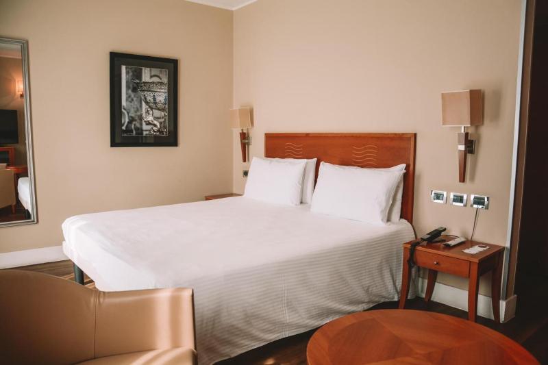 Classic Double or Twin Room image 4
