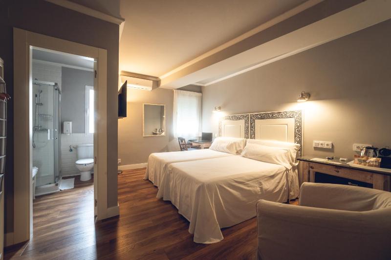 Superior Twin Room image 1