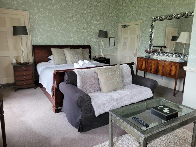 King Room Four Poster Bed image 1