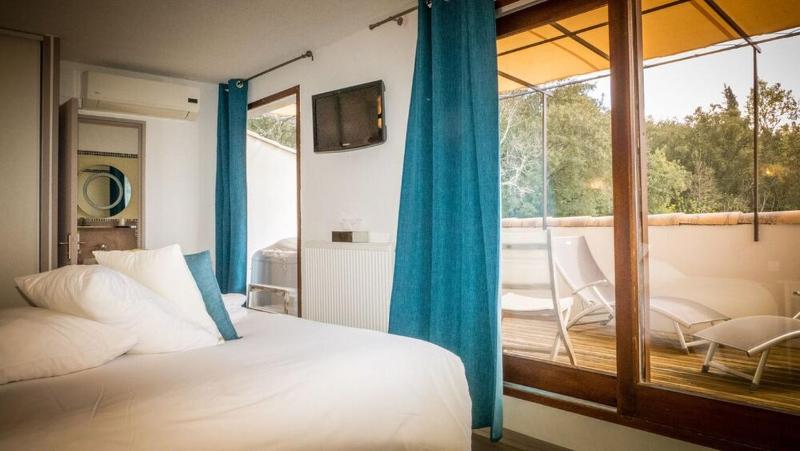 Deluxe Double Room with Terrace and Private Hot Tub with view Gorge de l'Ardeche image 4