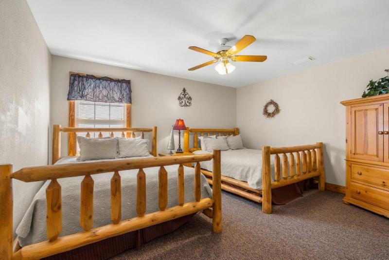 Comfy Condo with Retreat Atmosphere - image 40
