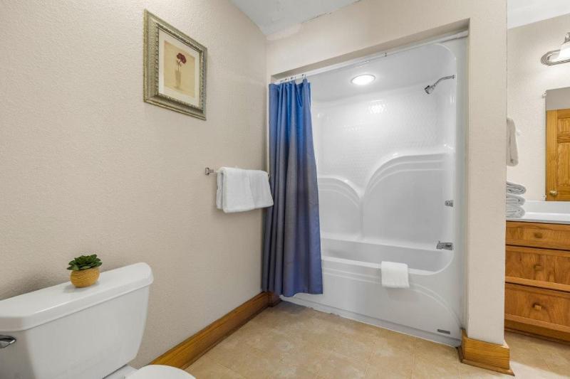 Comfy Condo with Retreat Atmosphere - image 4