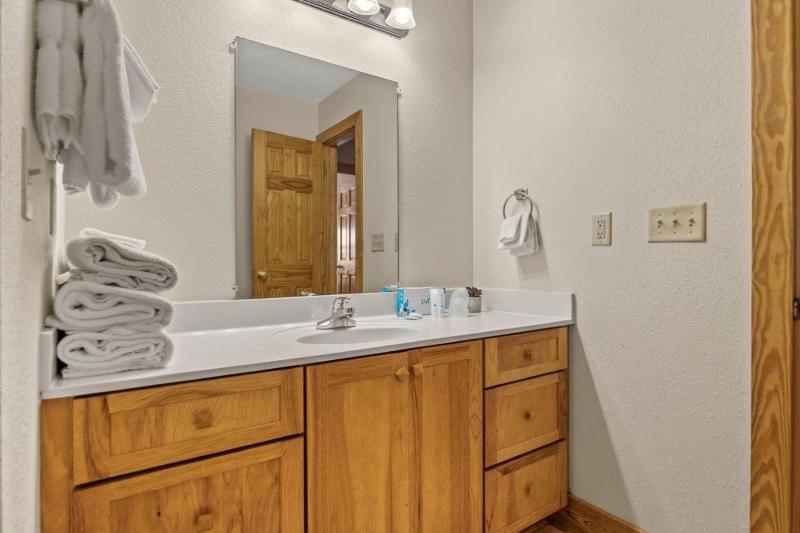 Comfy Condo with Retreat Atmosphere - image 42