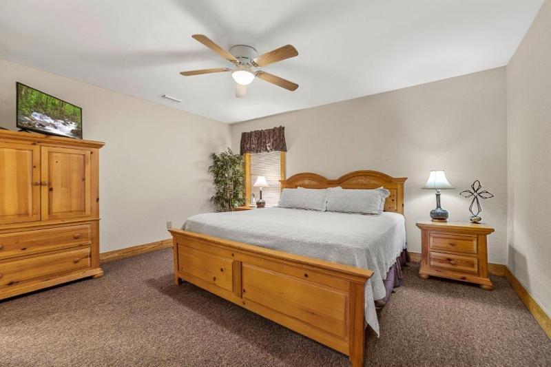 Comfy Condo with Retreat Atmosphere - image 17