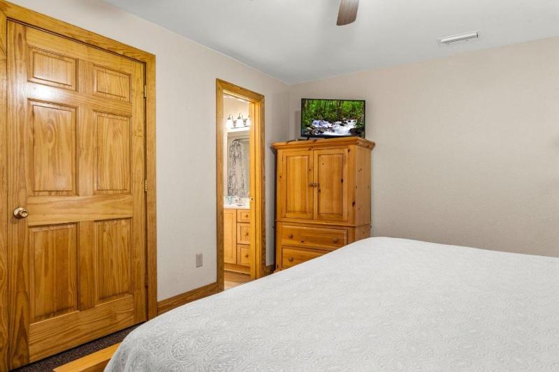 Comfy Condo with Retreat Atmosphere - image 35