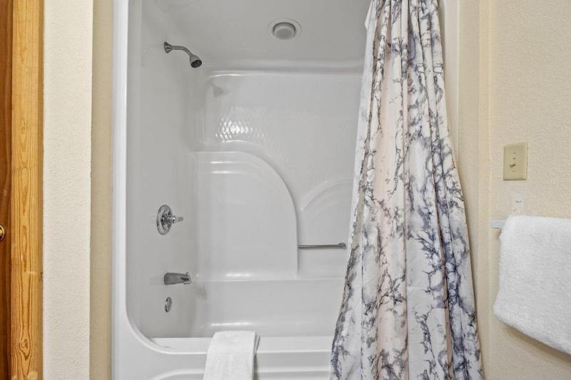 Comfy Condo with Retreat Atmosphere - image 20