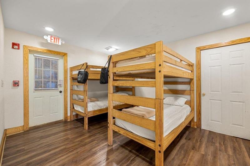 Comfy Condo with Retreat Atmosphere - image 29