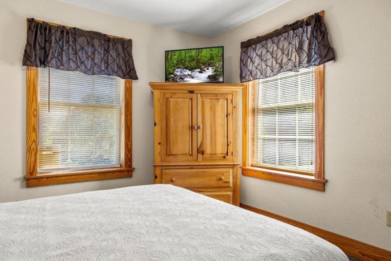 Comfy Condo with Retreat Atmosphere - image 15