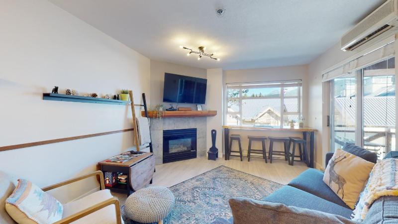 1BR plus Den in Marketplace Lodge Village Location Mountain Views Complex Hot Tub - image 5