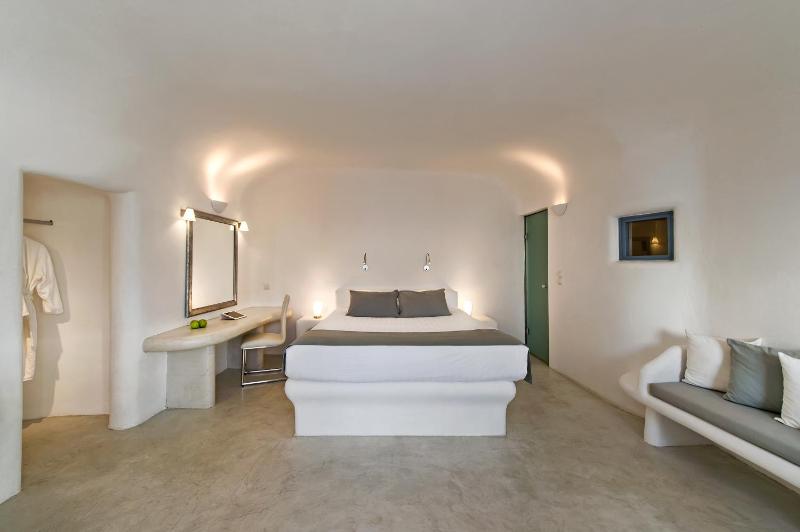 Angels infinity pool suite image 2