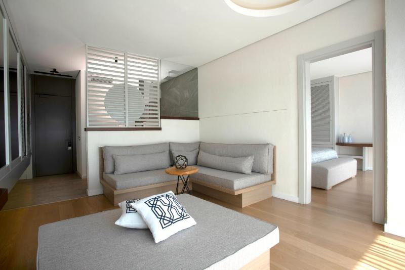 Deluxe King Room with Sea View image 4