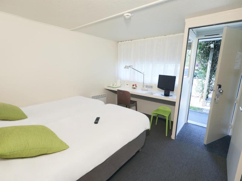Twin Room (2 Single Beds + 1 Junior Bed) image 4