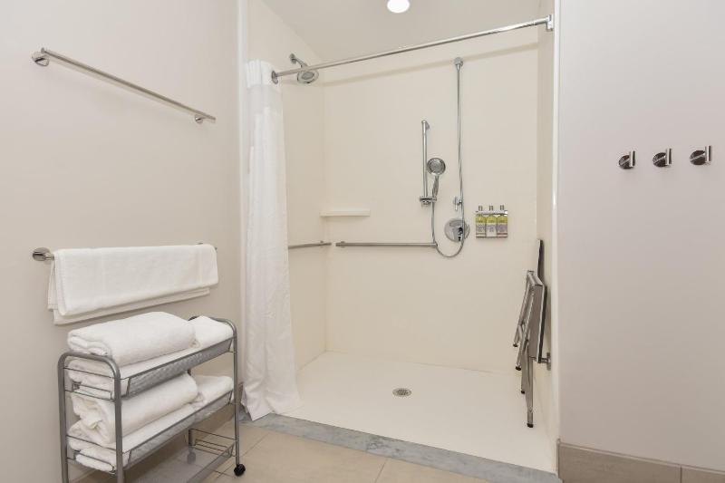 Deluxe King Room - Mobility Access Tan Shower/Non-Smoking image 2