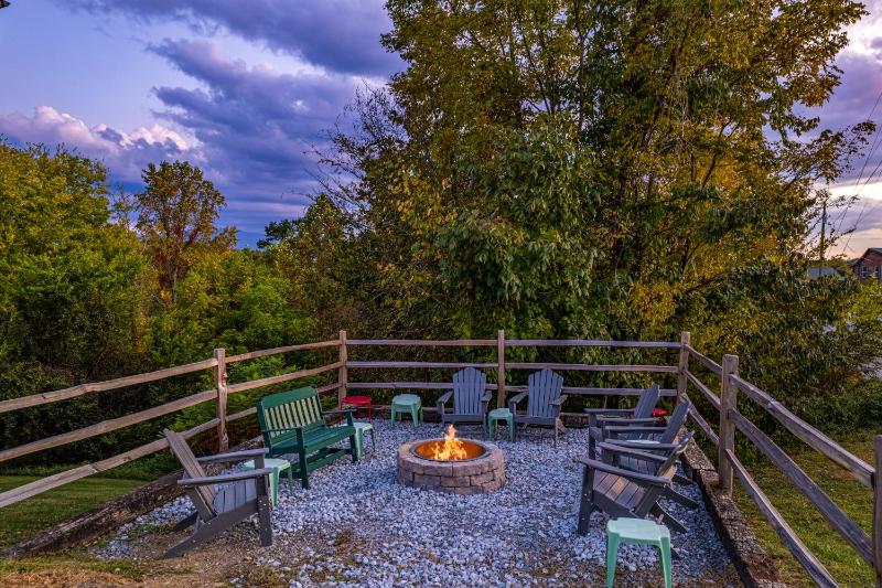 Luxurious 6BR Smoky Mountain cabin with stunning views game room fire pit and hot tub Wi-Fi - image 6