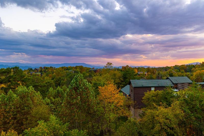 Luxurious 6BR Smoky Mountain cabin with stunning views game room fire pit and hot tub Wi-Fi - image 27