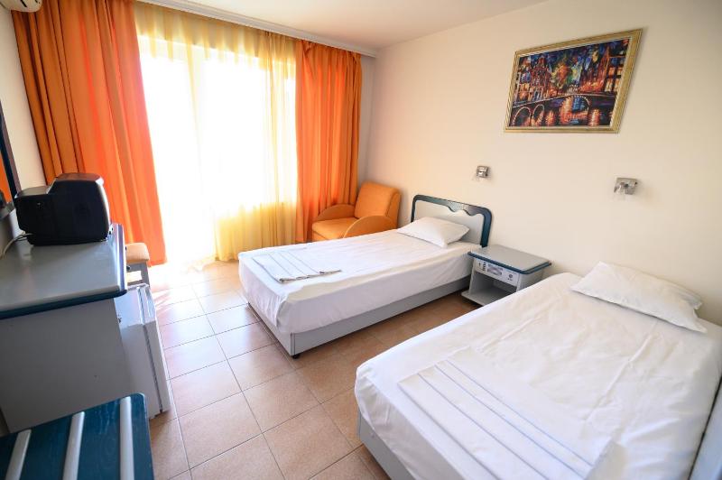Twin Room image 1