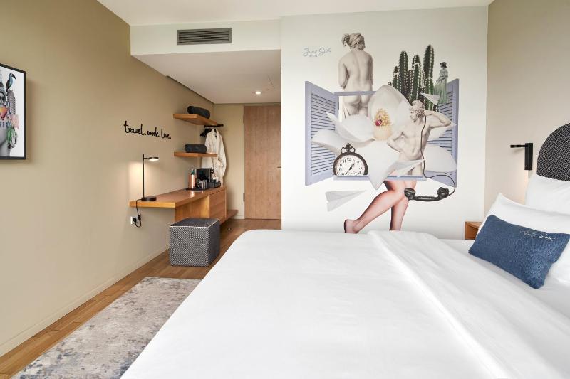 King Room with Garden View image 3