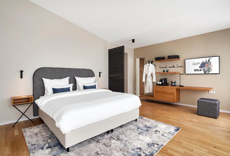 Deluxe Double Room with Balcony image 1