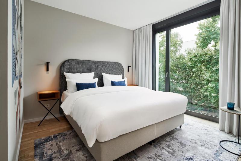 King Room with Garden View image 1